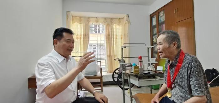 学校党委班子成员慰问离退休党支部党员...